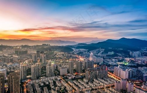 黄昏天空下的城市建筑图片