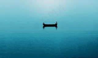 湖面小船图片