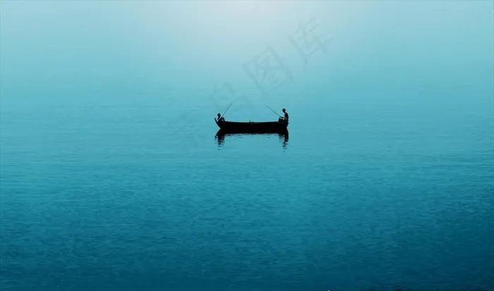 湖面小船图片 湖面小船图片