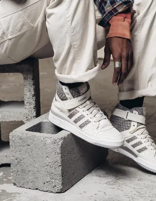 阿迪达斯运动鞋图片