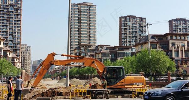 道路施工的抓钩机图片