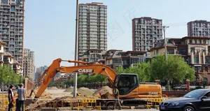 道路施工的抓钩机图片