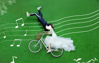 婚纱照 写真 草地 绘画 粉笔图片