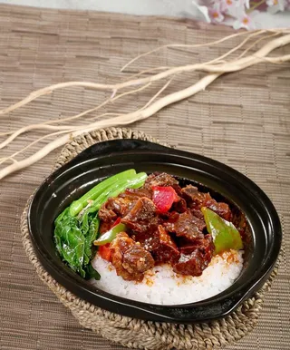 牛腩煲仔饭图片