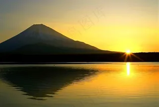 夕阳湖水图图片