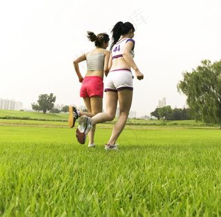 草地 跑步 晨跑 运动 女士图片