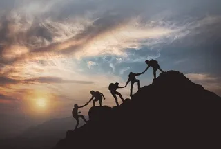 努力攀登的人图片