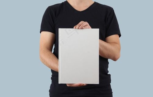 手举书籍效果图样机图片