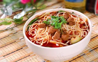 式红烧牛腩面图片