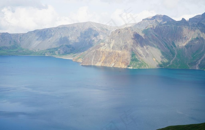 长白山天池的湖面景观图片