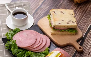 火腿咖啡早餐图片