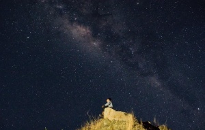 一个人孤独看星空图片