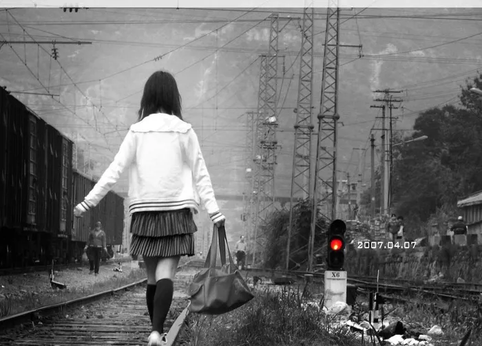 铁路女子颓废图片