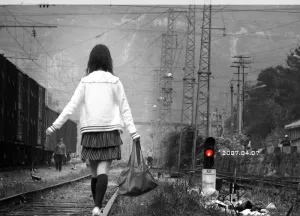 铁路女子颓废图片