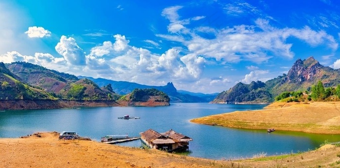 蓝天 白云 风景 摄影 湖边图片