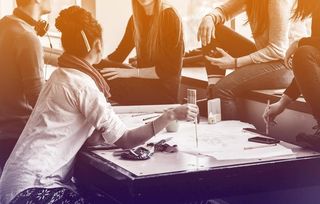 商务会议讨论计划的桌子和企业家图片