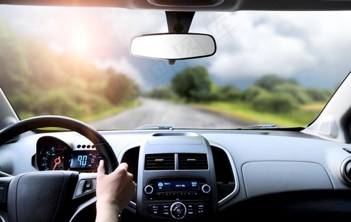 车窗外的自然风景逆光摄影图片