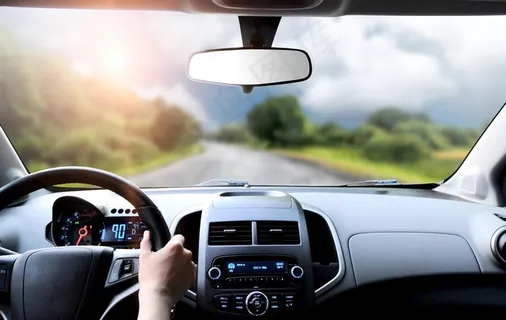 车窗外的自然风景逆光摄影图片