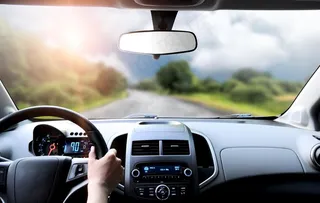 车窗外的自然风景逆光摄影图片