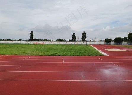 学校跑道图片