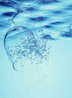 玻璃酒杯掉入水中图片