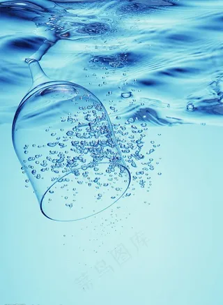 玻璃酒杯掉入水中图片