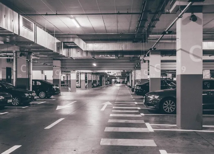黑白的停车场图片