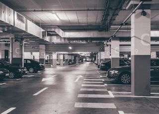 黑白的停车场图片