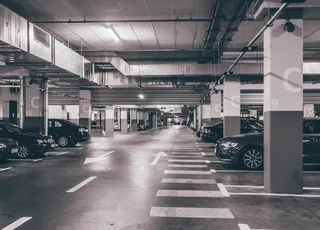 黑白的停车场图片