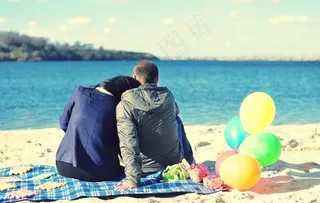 海边恋人气球沙滩图片