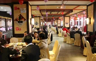 宴席上吃饭的客人图片