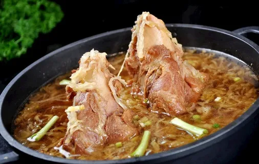 东北酸菜炖骨棒图片 东北酸菜炖骨棒图片
