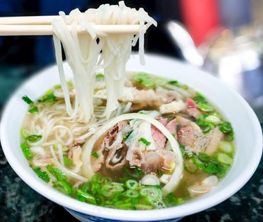 传统的越南河粉牛肉汤面图片