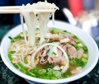 传统的越南河粉牛肉汤面图片