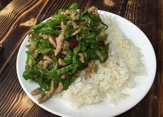 青椒肉丝盖饭图片