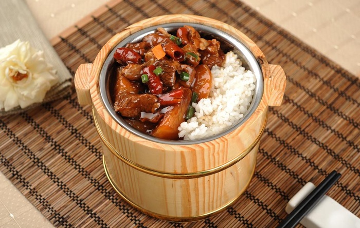 牛腩木桶饭图片