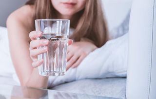 早上喝水女人图片