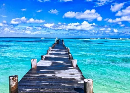 蓝天大海栈道图片