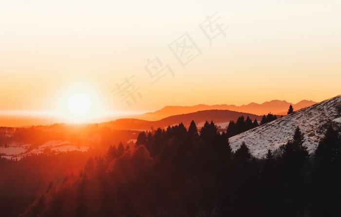 夕阳下的大山风光图片