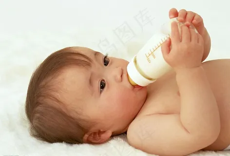 婴儿在喝奶瓶图片 婴儿在喝奶瓶图片