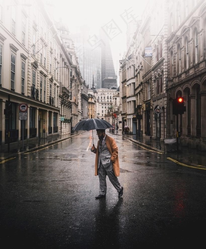 雨中撑伞男士图片