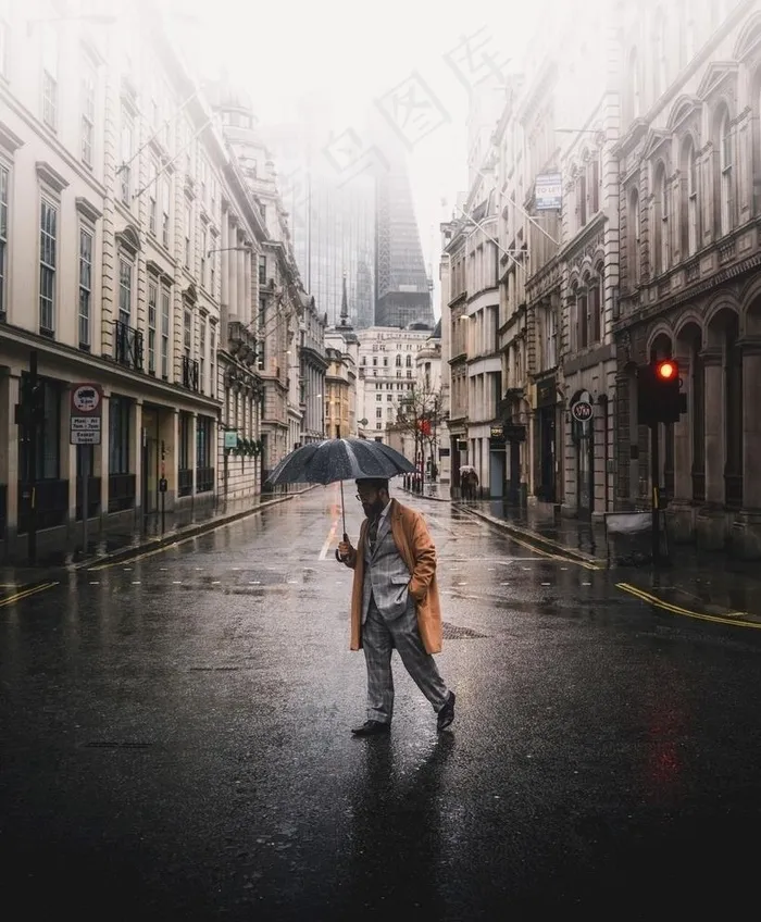 雨中撑伞男士图片