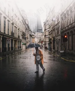 雨中撑伞男士图片 雨中撑伞男士图片