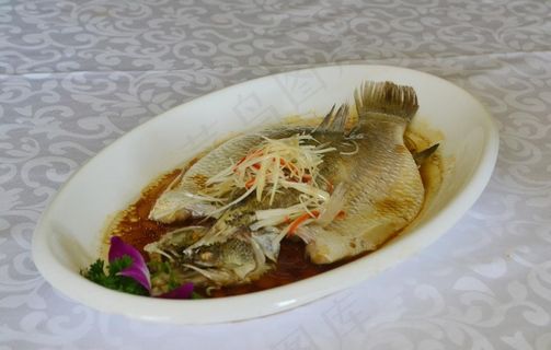 清蒸鲈鱼图片