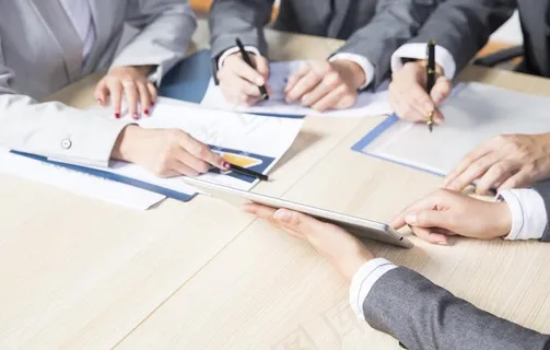 商务人士工作讨论图片