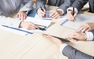 商务人士工作讨论图片