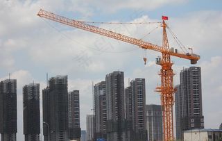 虎霸塔式起重机在作业现场图片