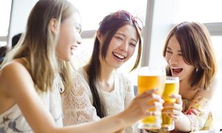 姐妹聚餐碰杯图片