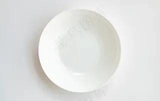 一个白色空盘子图片