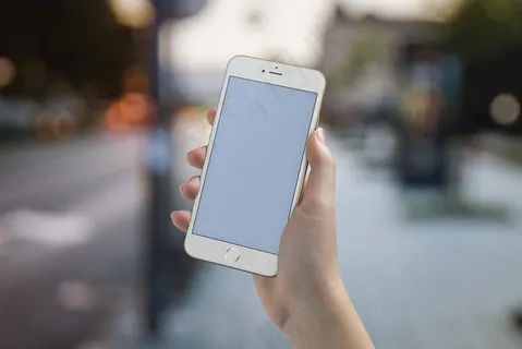手持手机样机图片